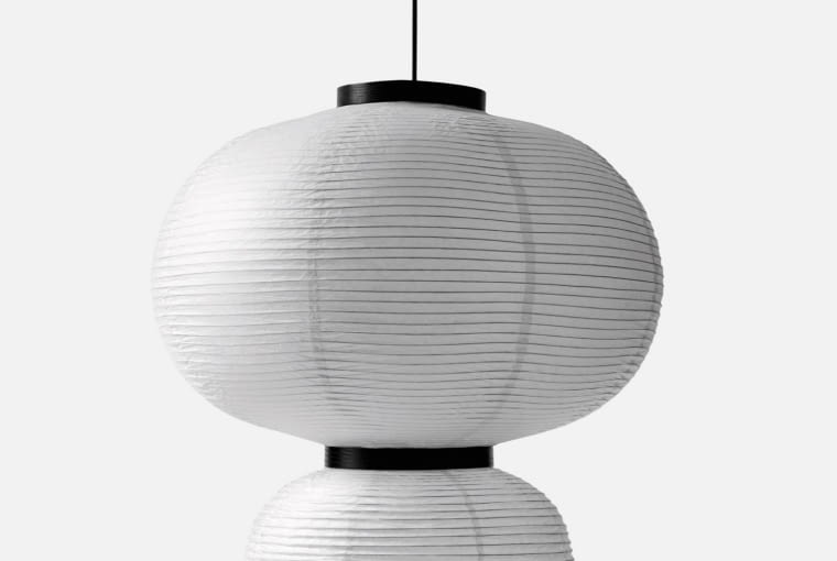 pękaty lampion Duża, ale bardzo lekka lampa Formakami została ręcznie wykonana z papieru i elementów drewna dębowego barwionego na czarno. Kształtem nawiązuje do japońskich lampionów, a zaprojektował ją Jaime Hayon dla marki &Tradition, 1125 zł.