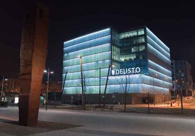 Wielka przemiana Bilbao dokonała się też dzięki inwestycjom w naukę. Przykładem tego jest nowa Biblioteka Uniwersytetu Deusto. Do jej zaprojektowania zaproszono słynnego hiszpańskiego architekta Rafaela Moneo. Oprócz tego władze miasta silnie rozbudowują w śródmieściu kampusy obu uniwersytetów. architektura, top 10, hiszpania, frank gehry, bilbao, budynek