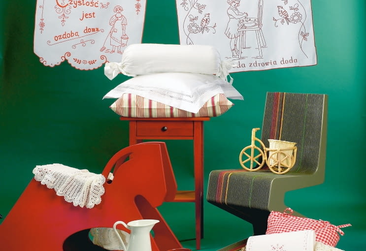 Folkowe dekoracje Stolik nocny - 129,99 zł, puf - 129,99 zł, IKEA; krzesło - 800 zł, D2; konik na biegunach - 500 zł, Walma dla Domu; wykładzi-na elastyczna - 29,99 zł/m kw., Kom-fort; makatki - 570 zł, Abonda; na stoliku: poszewka na wałek - 50 zł, poszewki na poduszkę: z mereżką - 330 zł, Nap; w pasy - 29,90 zł, IKEA; koronkowy bież-nik (na koniku) - 30,40 zł, Eurofi-rany; w koszu: bieżnik (biały we wzorki) - 29,90 zł, Duka; poduszka (w kratkę) - 25,99 zł, IKEA; serwe-ta (koronka) - 210 zł, Abonda; przy koszu: podkładka pod mysz - 25 zł, poduszka - 49 zł, wieszak- -kogut, proj. Bogusław Śliwiński - 159 zł, Kapela Folk Galeria; na pufie: makatka - 570 zł, Abonda; kubek - 14,90 zł, Duka; dzbanek - 29,99 zł, IKEA; przy koniku: poszew-ki na poduszkę: biała we wzory - 60 zł, Walma dla Domu; czerwona - 52,10 zł, Eurofirany; rowerek - 39 zł, Willow House. 2012.01.12 , DEKORACJE , STYLIZACJA JOANNA PLACHECKA , CZTERY KATY FOT. AGATA JAKUBOWSKA / AGENCJA GAZETA
