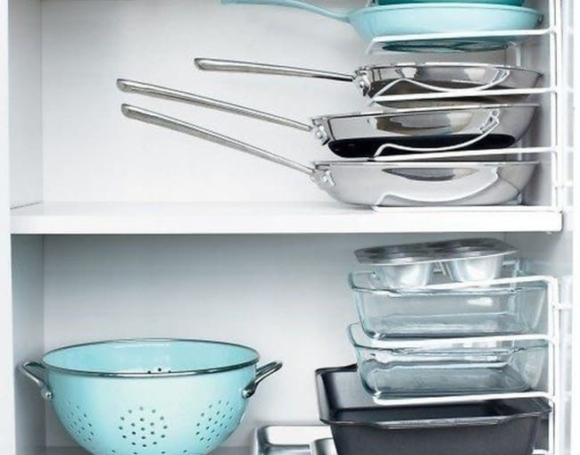 Prosty trik, żeby uporządkować przestrzeń w szafkach i zmieścić wszystkie kłopotliwe w przechowywaniu naczynia.