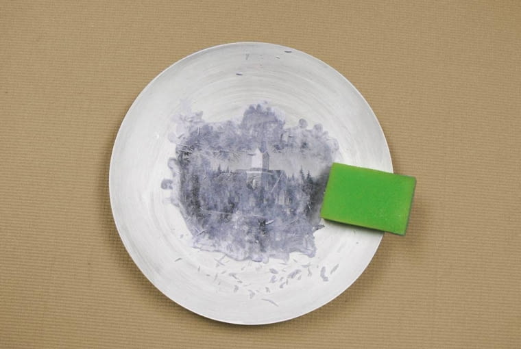 <B>Krok 3.</B> Naczynie pozostawiamy do wyschnięcia mniej więcej na 12 godzin. Potem wilgotną gąbką moczymy papier. <B>Krok 3.</B> Naczynie pozostawiamy do wyschnięcia mniej więcej na 12 godzin. Potem wilgotną gąbką moczymy papier.