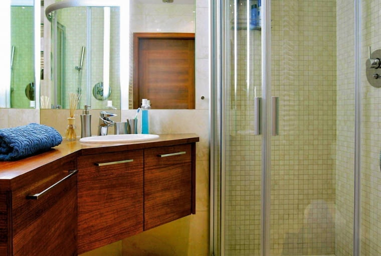 UWAGA ! PONOWNA PUBLIKACJA WYLACZNIE ZA ZGODA WLASCICIELI PIASECZNO , MIESZKANIE W BLOKU , WNETRZA , LAZIENKA - KABINA PRYSZNICOWA STYLIZACJA JOANNA JURGA FOT. MONIKA LEWANDOWSKA / PHOTOTAPETA PUBLIKACJA CZTERY KATY NR 8 (226) - 8 2010 PUBLIKACJA CZTERY KATY NR 5 (247) - 5 2012 + DODATEK 57 SPOSOBOW NA MALA LAZIENKE SLOWA KLUCZOWE: WNETRZE LAZIENKA ZDJĘCIE DO WKŁADKI: PUBLIKACJA CZTERY KATY NR 8 (226) - CZASOPISMA