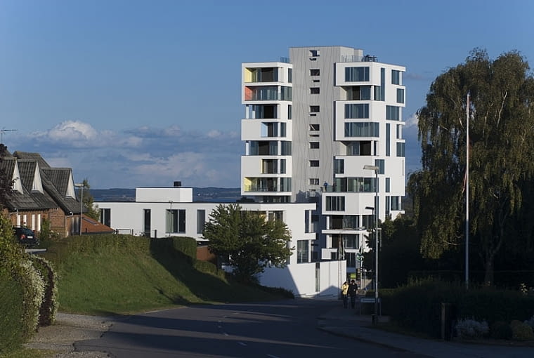 Silos zbożowy zamieniony w blok mieszkalny w duńskim miasteczku Logten. Projekt C. F. Moller Architects we współpracy z Christian Carlsen Arkitektfirma rewitalizacja, adaptacja, beton, dania, blok