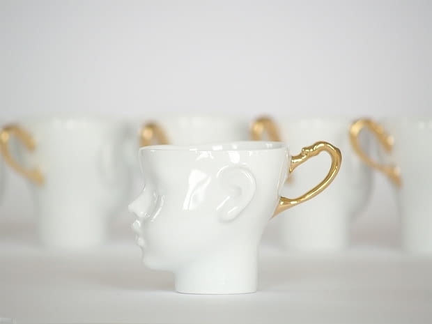 Ręcznie wykonany kubeczek "Tete a tete" od Endesign. Porcelanowy kubeczek o niebanalnym kształcie z tradycyjnym uchem pokrytym prawdziwym złotem. Kupisz na dawanda.com za 75 zł. polski projekt, polski design, święta, prezent na święta