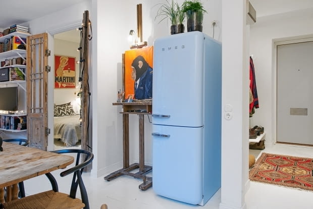 Małe mieszkanie w artystycznym klimacie. Lodówka w stylu lat 50. jest ozdobą wnętrza. małe mieszkanie, zdjęcia mieszkań, mieszkanie w skandynawskim stylu, skandynawskie mieszkanie