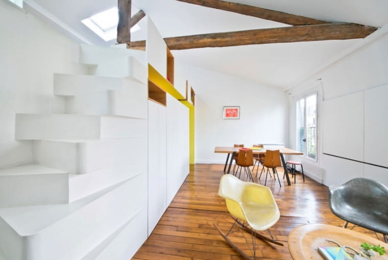 Architekci zaprojektowali moduł, który kryje w sobie dużo miejsca do przechowywania. Są tu też schody, którymi można dostać się na antresolę. mieszkanie, kolorowe mieszkanie, mieszkanie projektantki, jak mieszka projektantka