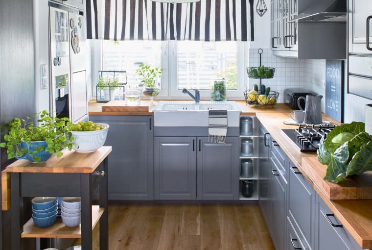 Kuchenne meble są z IKEA. Na ścianę nad blatem Joanna wybrała tę samą mozaikę co do łazienki, ale w kolorze beżowym (Opoczno). Firanki uszyła z tkaniny w paski. Konsekwencja ponad wszystko: do odcienia drewna na podłodze nawiązuje barwa kuchennego blatu i pomocnika.