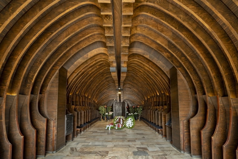 Kostnica na cmentarzu Farkasréti, Budapeszt (Węgry), proj. Imre Makovecz, 1975–1977 Kostnica na cmentarzu Farkasréti, Budapeszt (Węgry), proj. Imre Makovecz, 1975–1977