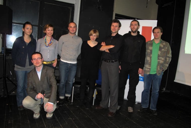Jury i zwycięzcy konkursu pozują do wspólnego zdjęcia (od lewej: Agnieszka Rumińska (BRYLA.PL), Patryk Zaremba (FRW), Marta Trakul (Centrum Komunikacji Społecznej), Mike Urbaniak (TR Delikatesy), Natalia Wilczak (I Wyróżnienie oraz Specjalne Wyróżnienie BRYŁY), Przemysław Woś (laureat głównej nagrody), Marcin Klukowski (II Wyróżnienie) konkurs na nośnik reklamy, marszałkowska