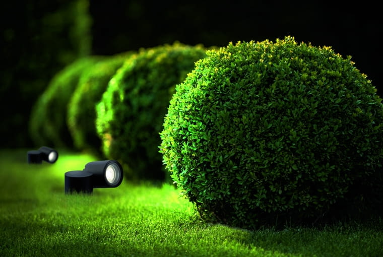 Dzięki reflektorom nie tylko zapewnimy bezpieczeństwo poruszania się po ogrodzie, lecz także wyeksponujemy piękno wybranych roślin, reflektor Tubings M Dzięki reflektorom nie tylko zapewnimy bezpieczeństwo poruszania się po ogrodzie, lecz także wyeksponujemy piękno wybranych roślin, reflektor Tubings M