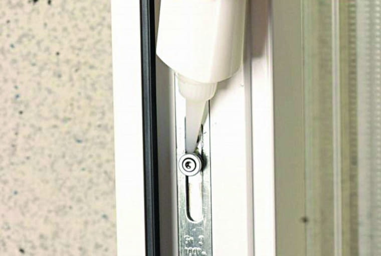 Do smarowania elementów okuć należy stosować środki polecane przez producenta okna smarowanie okuć, okucia