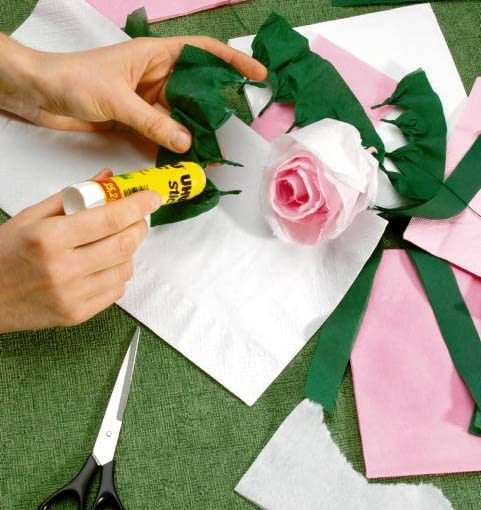 W RÓŻANYM OGRODZIE - ZRÓB TO SAM. 5. Nasadę kwiatu okręcamy drutem takiej długości, by starczyło go też na łodygę. Maskujemy drut, naklejając szypułkę. DEKORACJE ROZA Z BIBULKI WYKONANIE