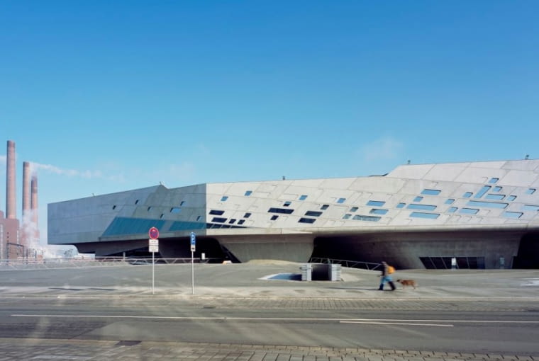 Betonowy budynek, który filmowcy wirtualnie przenieśli nad morze to Phaeno Science Centre projektu Zahy Hadid w Wolfsburgu