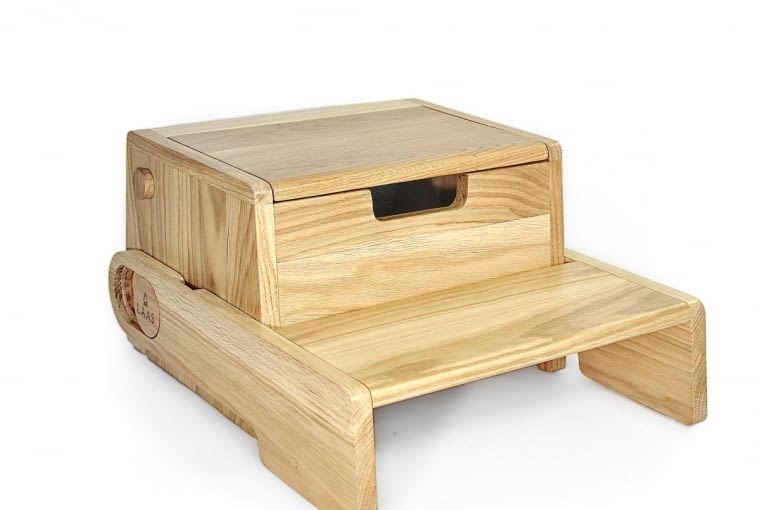 Trzy w jednym. Mebel SCHESTAIR pełni funkcję siedziska, podnóżka i schowka, 49 x 39 cm, wys. 24 cm. 699 zł, dawanda.pl/LAAS Furniture Trzy w jednym. Mebel SCHESTAIR pełni funkcję siedziska, podnóżka i schowka, 49 x 39 cm, wys. 24 cm. 699 zł, dawanda.pl/LAAS Furniture