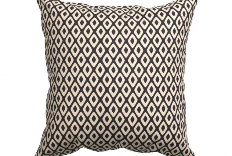 H&M Home: poszewka na poduszkę z bawełnianej tkaniny (50x50 cm). Wzorzysty przód i jednolity tył. Cena: 19,90 zł. H&M Home, zakupy, akcesoria, dodatki, nowości, nowa kolekcja