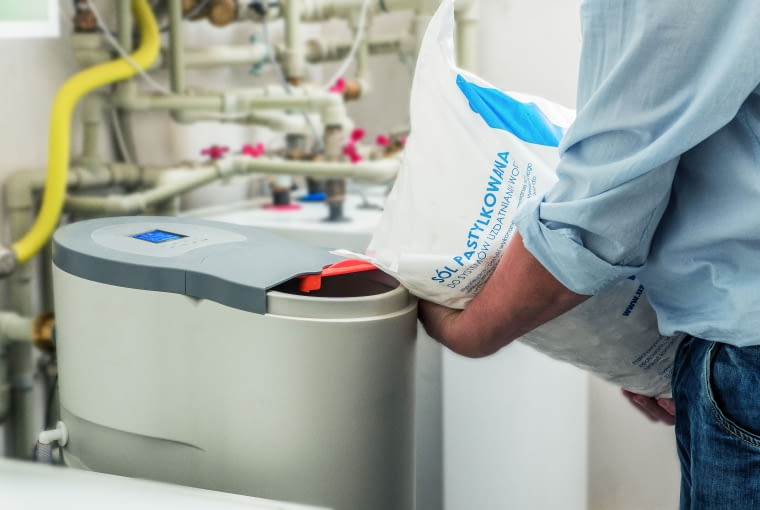 Jedynymi materiałami eksploatacyjnymi,  których potrzebuje zmiękczacz, są okresowo  dodawana sól tabletkowana i woda, którą  pobiera on samoobsługowo