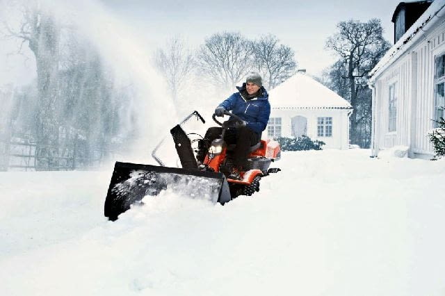 Pług lemieszowy i odśnieżarka wirnikowa mogą być opcjonalnym wyposażeniem traktora ogrodowego Pług lemieszowy i odśnieżarka wirnikowa mogą być opcjonalnym wyposażeniem traktora ogrodowego