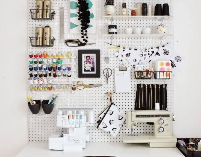 Jak zorganizować miejsce pracy w małym mieszkaniu? Stwórz swój własny ścienny organizer.