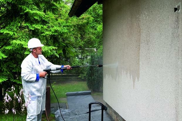Najprostszą metodą usuwania zwykłych zabrudzeń z elewacji jest zmycie jej czystą wodą pod ciśnieniem czyszczenie elewacji, mycie elewacji, tynk mineralny