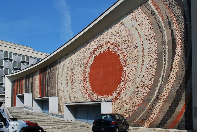 Mozaika na elewacji kina Kijów zaprojektowana przez Witolda Cęckiewicza Mozaika na elewacji kina Kijów zaprojektowana przez Witolda Cęckiewicza