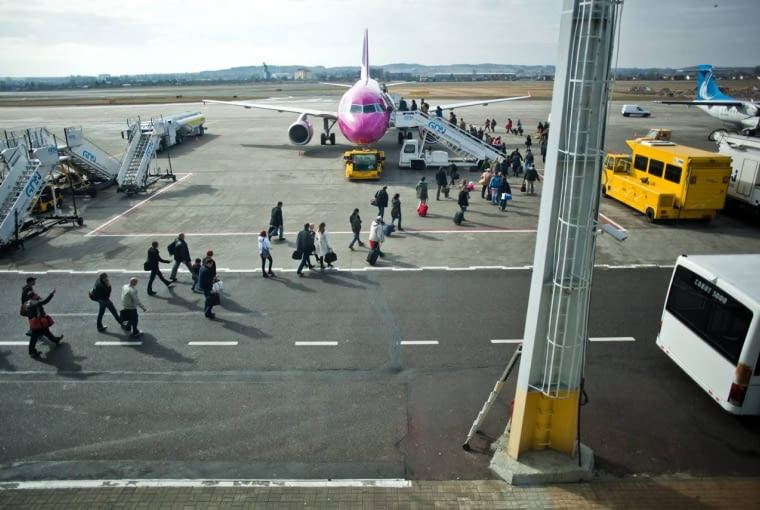 Nie kupuj biletów lotniczych na niedzielę. Są dużo droższe 28.03.2011 GDANSK . REBIECHOWO . LOTNISKO IM. LECHA WALESY . SAMOLOTY WIZZ AIR . FOT. RENATA DABROWSKA / AGENCJA GAZETA SLOWA KLUCZOWE: SAMOLOT LOTNISKO