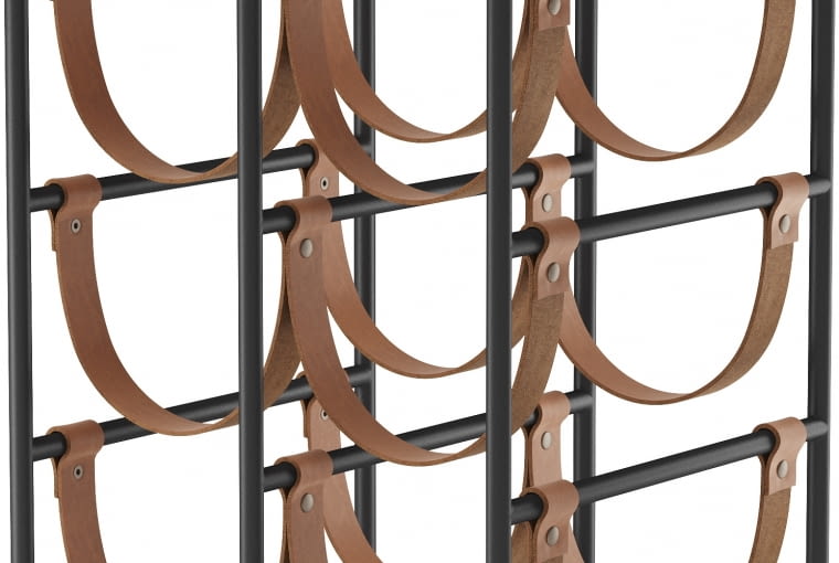 stojak na wino ze skórzanymi uchwytami Umanoff (Audo Copenhagen), stal, skóra, mosiądz, wys. 47,50 cm, 1550 zł, fabrykaform.pl stojak na wino ze skórzanymi uchwytami Umanoff (Audo Copenhagen), stal, skóra, mosiądz, wys. 47,50 cm, 1550 zł, fabrykaform.pl