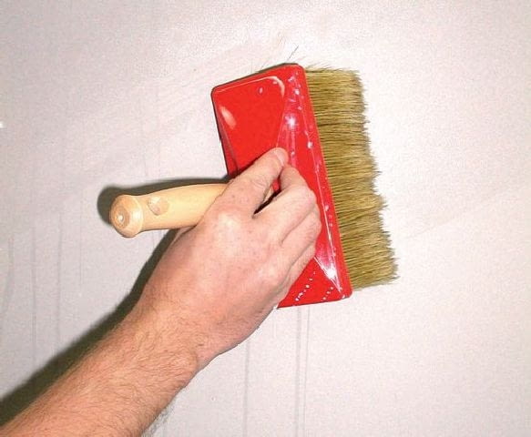 Na ścianę nanosi się warstwę zwykłej farby