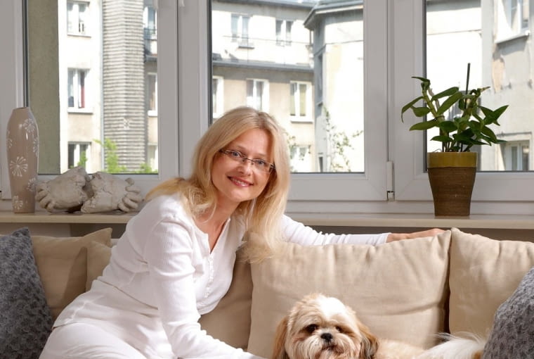 Pani domu i jej pies Pani domu i jej pies