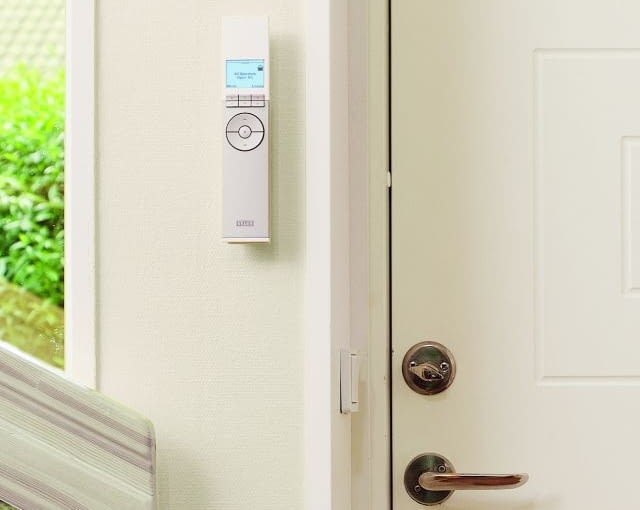 Urządzenia objęte inteligentnym systemem zdalnej obsługi io-homecontrol mogą być sterowane pilotem trzymanym w dłoni lub zamontowanym na ścianie