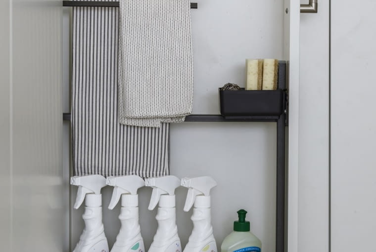 Warto choć jedną szafkę wyposażyć w wieszaki na tekstylia. funkcjonalna kuchnia