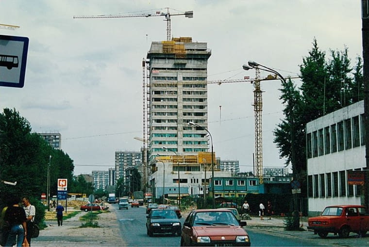 Ul. Grzybowska w 1993 r. Widok od skrzyżowania z Wronią. Trwa budowa wieżowca Pekao Ul. Grzybowska w 1993 r. Widok od skrzyżowania z Wronią. Trwa budowa wieżowca Pekao