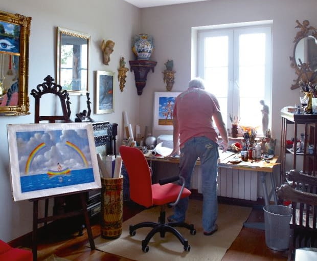 Artysta właśnie pracuje nad ilustracjami do swojej nowej książki 'Baśnie o miłości i innych dziwnych przypadkach'. W rogu, przy oknie na podstawce waza z XVII wieku. Artysta właśnie pracuje nad ilustracjami do swojej nowej książki 'Baśnie o miłości i innych dziwnych przypadkach'. W rogu, przy oknie na podstawce waza z XVII wieku.