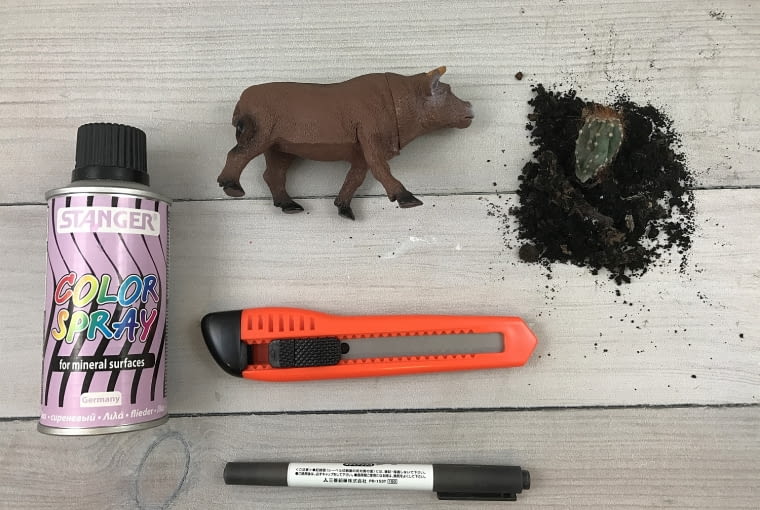 Przygotuj plastikową figurkę, marker, nożyk tapicerski, farbę w sprayu, ziemię i sukulent. Jak zrobić doniczkę z figurki?