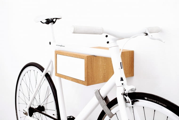 Na szufladzie. Wydawałoby się, że to zwykła półka ścienna z szufladą. Taką rolę może pełnić, gdy nie wisi na niej rower, ale prawdziwym jej przeznaczeniem jest bycie wieszakiem na nasze dwa kółka.