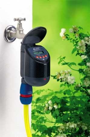 Sterownik na kranie reguluje dopływ wody do zraszacza i kroplowników. Sterownik na kranie reguluje dopływ wody do zraszacza i kroplowników.