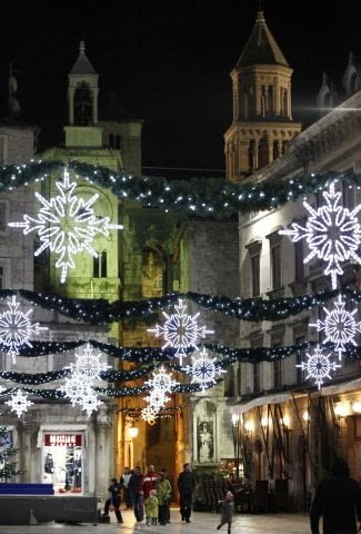 Chorwacja: Split udekorowano wielkimi, świecącymi płatkami śniegu. People walk past Christmas lights in the Adriatic City of Split, December 12,2009. REUTERS/Matko Biljak (CROATIA - Tags: SOCIETY RELIGION)