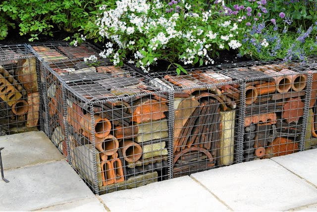 Wire gabions filled with recycled terracotta tiles and stones used to form raised bed and seating. The Real Rubbish Garden SLOWA KLUCZOWE: aufteilen Bank Bšnke Chelsea 2005 Chelsea Flower Show claire whitehouse Division Gabione gepflastert Hauswand Hof Kšfige Material Materialfoto Materialien Mauer Mauern modern Patio Patios pflastern Pflasterung recycled Recycling Recylcling RHS shows Sitz Sitzbank Sitzbšnke Sitze sitzen sitzend Sitzplatz Sitzplštze Sommer Stadt Terrakotta urban Wand Wšnde wieder verwerted Wiederverwertung zeitgenUssisch Querformat