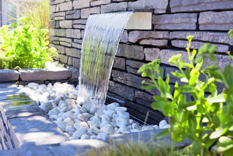 Pomysł na fontannę? Można ją osadzić zarówno w ziemi, jak i zbudować specjalny murek, po którym będzie spływać woda, lub taki, który stanie się obudową dla fontanny