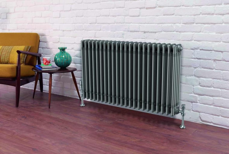 Żeberkowy, 4-kolumnowy grzejnik stalowy, polecany do każdego rodzaju pomieszczeń, w tym na wymianę w starym budownictwie. Składa się z laserowo spawanych członów w różnych konfiguracjach wymiarowych. Modele dostępne są też w wersji 2, 3, 5 i 6–kolumnowe