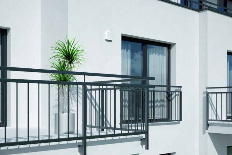 Na elewacji rekuperator ścienny zakończony jest odpowiedną kratką z osłoną. Chroni ona urządzenie przed deszczem oraz przedostaniem się do jego wnętrza większych zanieczyszczeń Na elewacji rekuperator ścienny zakończony jest odpowiedną kratką z osłoną. Chroni ona urządzenie przed deszczem oraz przedostaniem się do jego wnętrza większych zanieczyszczeń