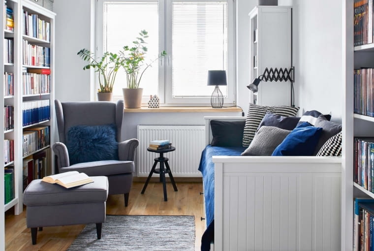 Rama łóżka dla gości (IKEA) powiela wzór płytowego grzejnika. Z IKEA są też fotel z podnóżkiem i taboret. Kinkiet na wysięgniku kupiono w Zorki Factory, dywan - w Malabelle.