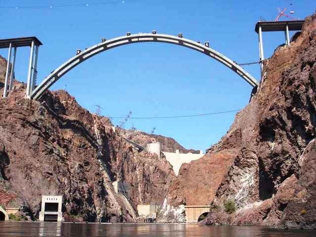 Most Hoover Dam Bypass w USA zostanie ukończony w listopadzie 2010 roku. Odciąży od ruchu samochodowego znajdującą się pół kilometra dalej Zaporę Hoovera konstrukcja, beton, ameryka, usa, most