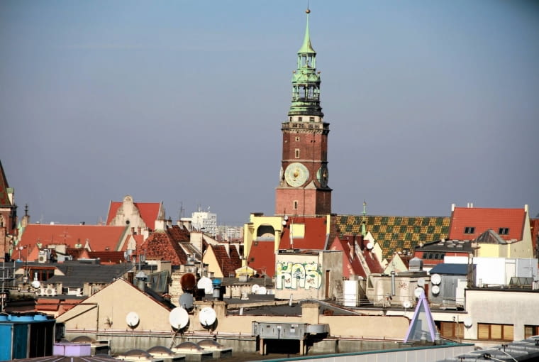 Widok na wyremontowane kamienice 12.02.2015 Wroclaw , Swodnicka / Plac Teatralny . Odremontowana kamienica Grycana " Szklany dom " . Widok na ratusz . Fot . Kamila Kubat / Agencja Gazeta SLOWA KLUCZOWE: szklany dom grycan kamienica