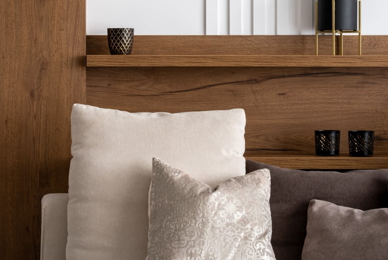 Biel, drewno i marmur - elegancki apartament