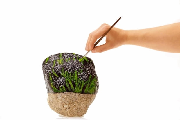 KAMIEN MALOWANIE ETAP IV WZORNICTWO MALOWANE KAMIENIE POMYSLY DEKORACJA OZDOBA WYKONANIE ARTYSTA PLASTYK IWONA MISKIEWICZFOT. PAWEL SLOMCZYNSKI / AGENCJA GAZETAPUBLIKACJA KWIETNIK NR 8 (104) - 8.2003