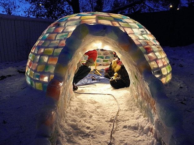 Igloo gotowe! Najbardziej efektownie wygląda podświetlone od środka. jak zbudować igloo, igloo, kolorowe igloo, tęczowe igloo