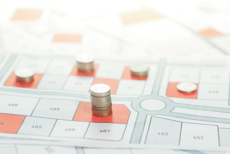 Żeby sprzedać działkę budowlaną szybko i z zyskiem, należy tak ustalić cenę, by miała pokrycie w parametrach istotnych dla potencjalnych nabywców. Kluczowe czynniki to m.in. lokalizacja, uzbrojenie terenu oraz kształt i wielkość działki