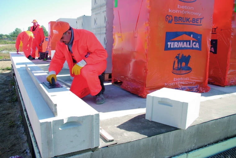 Ciepłochronna ściana jednowarstwowa zbudowana z bloczków z betonu komórkowego o grubości 48 cm pozwala uzyskać współczynnik przenikania ciepła U na poziomie 0,16 W/(m2K) Ciepłochronna ściana jednowarstwowa zbudowana z bloczków z betonu komórkowego o grubości 48 cm pozwala uzyskać współczynnik przenikania ciepła U na poziomie 0,16 W/(m2K)