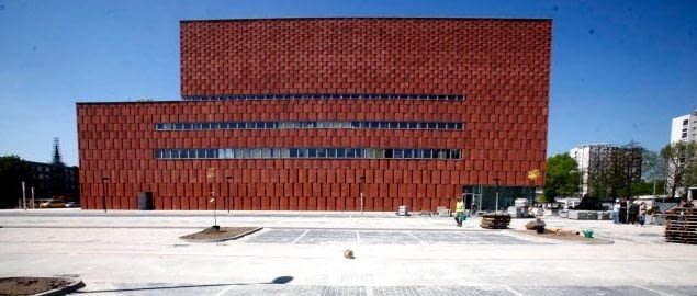 Centrum Informacji Naukowej i Biblioteka Akademicka projektu Dariusza Hermana i Piotra Śmierzewskiego z pracowni HS99 to jedna z największych i najnowocześniejszych inwestycji tego typu w kraju. Na oficjalne otwarcie przyjdzie poczekać jeszcze pół roku, jednak my już dziś prezentujemy wam zdjęcia budynku i wnętrz. Centrum Informacji Naukowej i Biblioteka Akademicka w Katowicach, proj. HS99