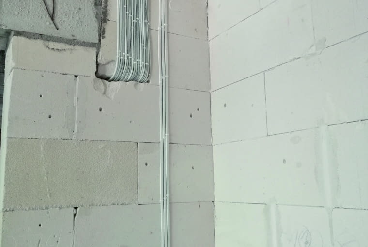 Prawidłowo osadzone w ścianie puszki elektryczne mają ogromne znaczenie zarówno ze względów estetycznych, jak i funkcjonalnych Prawidłowo osadzone w ścianie puszki elektryczne mają ogromne znaczenie zarówno ze względów estetycznych, jak i funkcjonalnych